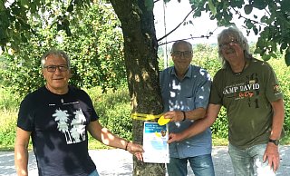 Haben fürs Foto den ersten Baum im Alverdisser Bodensiek gekennzeichnet: Thomas Schekendiek, Andreas Wilde und Adolf Albert (von links). - Sylvia Frevert