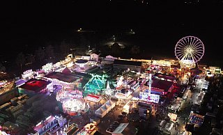 Die bunten Lichter der vielen Fahrgeschäfte entfalten abends ein besonderes Wilbasen-Flair. - Kreis Lippe Die bunten Lichter der vielen Fahrgeschäfte entfalten abends ein besonderes Wilbasen-Flair. - Kreis Lippe