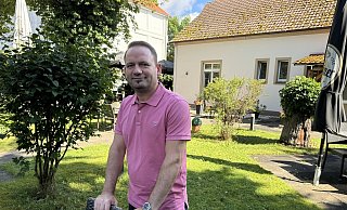 Dritan "Adriano" Jaku ist auf seinen großen Biergarten und den eigenen Kräuteranbau sehr stolz. - Sandra Castrup