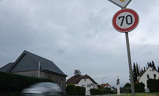 Noch dürfen Fahrzeuge auf der Meiersfelder Straße 70 fahren, wenn es nach Remmighausen reingeht. - Sven Koch(LZ) Noch dürfen Fahrzeuge auf der Meiersfelder Straße 70 fahren, wenn es nach Remmighausen reingeht. - Sven Koch(LZ)