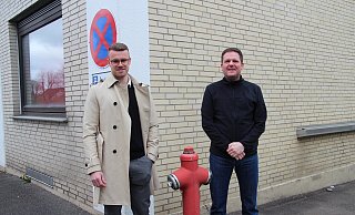 Ordnungsamtsleiter Marvin Rösch (links) und Feuerwehr-Chef Robin Brand vor einem Hydranten an der Feuerwache in Bösingfeld. - Nadine Uphoff
