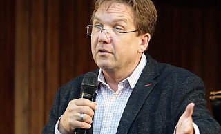 Starke Performance am Flügel und in der Wortwahl: Matthias Brodowy aus Hannover - Samstagabend in der Konzertmuschel im Salzufler Kurpark. - Axel Bürger Starke Performance am Flügel und in der Wortwahl: Matthias Brodowy aus Hannover - Samstagabend in der Konzertmuschel im Salzufler Kurpark. - Axel Bürger