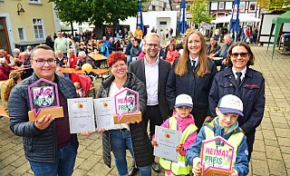 Über den Heimatpreis freuen sich (von links) Julian Litke (Lipperland-Orchester), Anna Schwekendiek (TBV Jahn Alverdissen), Bürgermeister Borris Ortmeier, Alessa Kleinsorge und Janette Jakob (beide Kinderfeuerwehr) sowie (vorne von links) Liv und Lio Kleinsorge - Nicole Ellerbrake