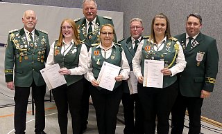 Mit der Goldenen Verdienstnadel des Westfälischen Schützenbundes wurden ausgezeichnet Sarah Teutrine, Ute Hollmann-Schulze, Wigand Schulze und Steffi Kneese (mit Urkunden von links). Es freuen sich mit ihnen Oberst Jörg Kleemann und der Vorsitzende Willi Düwel (hinten von links) sowie Patrick Ovenhausen, Vorsitzender des Kreisschützenbundes (rechts) - Rudi Rudolph