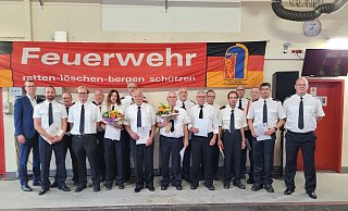 Bürgermeister Matthias Kalkreuter (links) und der Leiter der Feuerwehr Lage, Benjamin Brinkmeyer (rechts), überreichten Urkunden und Ehrennadeln an die Geehrten (von links) Lars Diedrichs, Felix Wendt, Tobias Hollmann, Patrick Berndt, Nina Lunazek, Bernhard Chitrek, Hans-Dieter Koch, Heinrich Neddermann, Carsten Drewes, Wolfgang Schiweck, Helmut Schlepper, Dirk Zander, Dirk Tannhäuser, Karsten Hein und Marc Wröbel. - Astrid Sewing