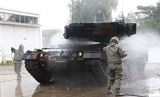 Schwerstarbeit: Soldaten des ABC-Abwehrbataillons 7 demonstrieren während einer Weiterbildung in Augustdorf die Dekontamination eines Kampfpanzers Leopard 2. - Bundeswehr / Markus Urban