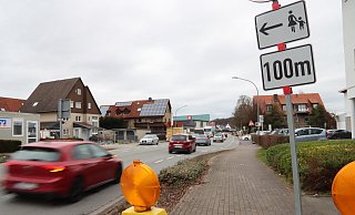 Mitunter kommt es vor der Baustellenampel (hinten rechts) zu Rückstaus. Die Hauptstraße ist aktuell halbseitig gesperrt. Der Grund sind Kanalarbeiten am Eulenweg rechts der Straße. Foto: Birgit Guhlke - Birgit Guhlke