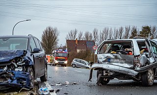 Ein größeres Trümmerfeld offenbarte sich den Rettungskräften am Mittwochnachmittag auf der Pivitsheider Straße. - Freitag TV