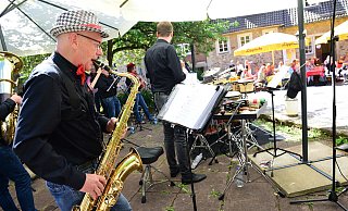 Bot für jeden etwas: Das Orchester "Lippe Music" begeisterte das Publikum im Hof der Burg Sternberg. - Nicole Ellerbrake Bot für jeden etwas: Das Orchester "Lippe Music" begeisterte das Publikum im Hof der Burg Sternberg. - Nicole Ellerbrake