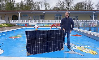 Rolf Stanislawski, Betreiber des Schiederaner Freibades, zeigt eines der Module, die auf der Überdachung der Terrasse installiert worden sind. - Michaela Weiße(LZ)