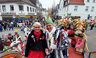 Vom Prinzenwagen hat Prinzessin Wilma an der Seite von Prinz Karsten den besten Blick auf die 20.000 Besucher des Rosenmontagszugs in Steinheim. - David Schellenberg