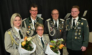 Wurden für besondere Verdienste geehrt: Carolin Fitzke, Andrea Müller und Axel Sievers (von links). Es gratulieren der erste Vorsitzende Lutz Brakemeier (links hinten) und Fabian Stellmacher vom Schützenkreis Lippe (rechts). - Nicole Ellerbrake Wurden für besondere Verdienste geehrt: Carolin Fitzke, Andrea Müller und Axel Sievers (von links). Es gratulieren der erste Vorsitzende Lutz Brakemeier (links hinten) und Fabian Stellmacher vom Schützenkreis Lippe (rechts). - Nicole Ellerbrake