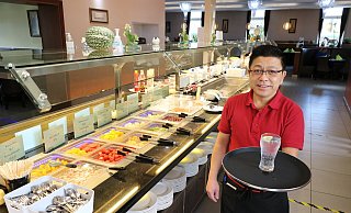 Dung Tran ist Mitarbeiter im chinesischen Restaurant "King's Garden" in Ehrsen. - Alexandra Schaller