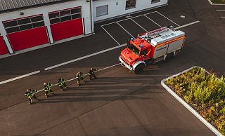 Beim Tag der offenen Tür der Feuerwehr können Teams sich im "Mog Pulling" messen. Hierbei muss ein Löschfahrzeug mit Körperkraft gezogen werden. - Freiwillige Feuerwehr Bad Salzuflen