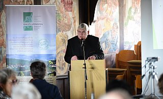 Friedrich Schierholz (Vorsitzender des Stiftungsrates) moderiert die Stiftungsversammlung. - Nicole Ellerbrake Friedrich Schierholz (Vorsitzender des Stiftungsrates) moderiert die Stiftungsversammlung. - Nicole Ellerbrake