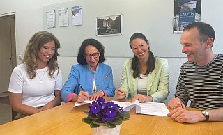 Partnerschaft besiegelt: Natali Sudermann, Astrid Illers, Alexandra Nolte und Karsten Bleumer (von links) freuen sich auf die weitere Zusammenarbeit zwischen der Bürgerstiftung Detmold und dem Leopoldinum im Rahmen des Projekts „Balu und Du“. - Bürgerstiftung Detmold Partnerschaft besiegelt: Natali Sudermann, Astrid Illers, Alexandra Nolte und Karsten Bleumer (von links) freuen sich auf die weitere Zusammenarbeit zwischen der Bürgerstiftung Detmold und dem Leopoldinum im Rahmen des Projekts „Balu und Du“. - Bürgerstiftung Detmold