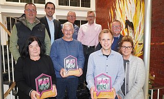 Die Vertreter der Fraktionen Jörg Eickmann (hinten von rechts, SPD), Daniel Herden (CDU), Klaus Dieter Meier (FWG) und Bürgermeister Torben Blome gratulieren den Preisträgern des Heimatpreises: Monique Henne (vorne von links) mit Egon Hasse (dahinter), Michael Macha sowie Niklas Gröne mit Monika Zenker-Kiel. - Michaela Weiße Die Vertreter der Fraktionen Jörg Eickmann (hinten von rechts, SPD), Daniel Herden (CDU), Klaus Dieter Meier (FWG) und Bürgermeister Torben Blome gratulieren den Preisträgern des Heimatpreises: Monique Henne (vorne von links) mit Egon Hasse (dahinter), Michael Macha sowie Niklas Gröne mit Monika Zenker-Kiel. - Michaela Weiße