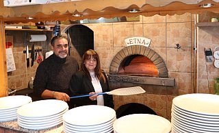 Gabriella Sturniolo und Antonio Filieri stehen vor dem Steinofen im "Etna" in Hiddesen. - Alexandra Schaller Gabriella Sturniolo und Antonio Filieri stehen vor dem Steinofen im "Etna" in Hiddesen. - Alexandra Schaller