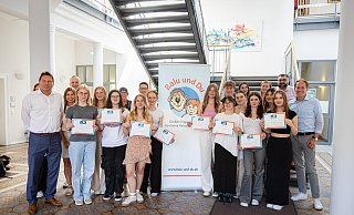 Große Freude im Rathaus: 13 stolze Balus mit ihren Zertifikaten umrahmt von Bürgermeister Frank Hilker (vorne links) sowie den Projektverantwortlichen Natali Sudermann, Daniela Celiker, Maik Huebner und Kay Sandmann-Puzberg (alle Bürgerstiftung), Lehrer Karsten Bleumer (Leopoldinum) und den Sponsorenvertretern Alexandra Löhr (Forum Lippe), Fayhat Aslan und Peri Pia Ata (Charity Cup 2024). - Torben Gocke Große Freude im Rathaus: 13 stolze Balus mit ihren Zertifikaten umrahmt von Bürgermeister Frank Hilker (vorne links) sowie den Projektverantwortlichen Natali Sudermann, Daniela Celiker, Maik Huebner und Kay Sandmann-Puzberg (alle Bürgerstiftung), Lehrer Karsten Bleumer (Leopoldinum) und den Sponsorenvertretern Alexandra Löhr (Forum Lippe), Fayhat Aslan und Peri Pia Ata (Charity Cup 2024). - Torben Gocke