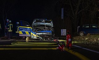 Ein Streifenwagen ist Montagabend mit einem Golf zusammengestoßen. Vier Personen, darunter auch die Polizisten, wurden verletzt. - Astrid Sewing