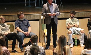Jürgen Berghahn diskutierte anlässlich des EU-Projekttages mit Elftklässlern der Geschister-Scholl-Gesamtschule. - Bildrechte: Jürgen Berghahn