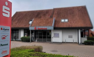 Die Sparkasse am Detmolder Weg in Lemgo soll 2025 aufgegeben werden, ebenso wie die Filiale im benachbarten Brake. Als Ersatz soll auf dem Innovation Campus ein Neubau an der Phoenix-Contact-Arena entstehen. - Katrin Kantelberg Die Sparkasse am Detmolder Weg in Lemgo soll 2025 aufgegeben werden, ebenso wie die Filiale im benachbarten Brake. Als Ersatz soll auf dem Innovation Campus ein Neubau an der Phoenix-Contact-Arena entstehen. - Katrin Kantelberg