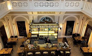 Blick von der Empore im Haupt-Gastraum auf die neu gestaltete Bar im "Leopold-Restaurant". Vorne steht Gastronom Flamur Topalli. - Thomas Reineke