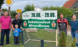 Laden zum Fest: Vorsitzender Willi Düwel, zweiter Vorsitzender Sven Logermann mit Sohn Julian, Major Stefan Grote und Oberst Jörg Kleemann (von links). - Schützenverein Alverdissen