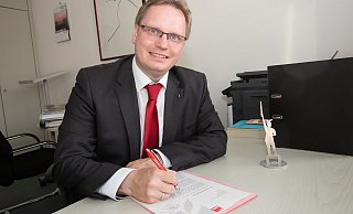 Der SPD-Landtagsabgeordnete Dennis Maelzer unterschreibt den Brief an Bundesfamilienministerin Lisa Paus. - Patrick Bockwinkel Der SPD-Landtagsabgeordnete Dennis Maelzer unterschreibt den Brief an Bundesfamilienministerin Lisa Paus. - Patrick Bockwinkel