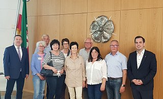 Die Lügder Abordnung mit Landrat Dr. Axel Lehmann (links) bei der diesjährigen Preisverleihung auf lippischer Ebene im Kreishaus Detmold. - Stadt Lügde Die Lügder Abordnung mit Landrat Dr. Axel Lehmann (links) bei der diesjährigen Preisverleihung auf lippischer Ebene im Kreishaus Detmold. - Stadt Lügde