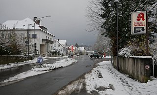 Besonders nach Schulschluss kann die Lage vor der Südholz-Apotheke sehr unübersichtlich werden, wenn die Schüler auf dem Nachhauseweg vom Südwall (links) kommend die Mittelstraße Richtung Potthof (rechts) überqueren möchten. Vor der Apotheke hätte die Lokalpolitik gerne einen Zebrastreifen. - Jost Wolf