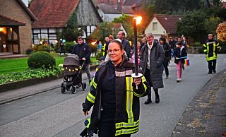 Die Feuerwehr begleitet - mit ungelöschter Fackel - den Laternenumzug beim Beller Schnirz. - Nicole Ellerbrake Die Feuerwehr begleitet - mit ungelöschter Fackel - den Laternenumzug beim Beller Schnirz. - Nicole Ellerbrake