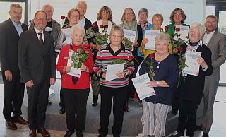 Als sichtbares Zeichen für den undotierten Preis erhielt jede Agenda-Gruppe eine Urkunde. Zu den Aktiven gehören mehrheitlich Frauen. Fotos: Knut Dinter - Knut Dinter