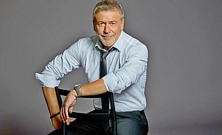 Arno Strobel lebt in der Nähe von Trier. Eigentlich ist er IT-Spezialist und arbeitete für eine Bank in Luxemburg. Der Schriftstellerei wendet er sich als über 40-Jähriger zu. - Gaby Gerster Arno Strobel lebt in der Nähe von Trier. Eigentlich ist er IT-Spezialist und arbeitete für eine Bank in Luxemburg. Der Schriftstellerei wendet er sich als über 40-Jähriger zu. - Gaby Gerster