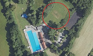 Auf der markierten Wiese nordöstlich des Schlänger Freibads soll eine Outdoor- und Bewegungsfläche entstehen. Dafür bekommt die Gemeinde Fördergelder. - Geodaten NRW