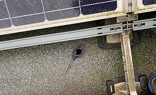 Durch einen Kurzschluss an der Photovoltaikanlage ist ein Loch im Dach entstanden, durch das Wasser in die Mehrzweckhalle der Grundschule Alverdissen eindrang. - Stadt Barntrup
