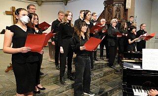 Der Chor II des Stadtgymnasiums eröffnet das Konzert zum Europatag in der Martin-Luther-Kirche mit dem Lied "Wie der Hirsch lechzt nach frischem Wasser", Psalm 42,2. - Hajo Gärtner