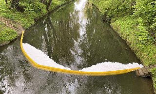 Diese Ölsperre hat die Freiwillige Feuerwehr Bad Salzuflen auf der Werre errichtet. Sie wird einige Tage bestehen bleiben. - Freiwillige Feuerwehr Bad Salzuflen Diese Ölsperre hat die Freiwillige Feuerwehr Bad Salzuflen auf der Werre errichtet. Sie wird einige Tage bestehen bleiben. - Freiwillige Feuerwehr Bad Salzuflen