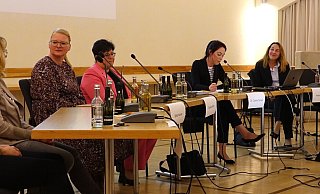 Dr. Carina Caruso (Vierte von rechts) führte als Moderatorin durch einen interessanten Abend mit (von links) Verena Mertens, Marion Hohnschopp, Britta Kanne, Claudia Koch, Kerstin Bartsch, Corinna Rotte und Anja Stock. - Axel Bürger