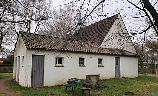 Nach einem CDU-Antrag soll „nur“ der flache Anbau an der Friedhofskapelle in Lockhausen verschwinden. Der Rest des Gebäudes mit dem Glockenturm könnte saniert werden und künftig eine Urnenwand beherbergen. Foto: Sven Kienscherf - Sven Kienscherf Nach einem CDU-Antrag soll „nur“ der flache Anbau an der Friedhofskapelle in Lockhausen verschwinden. Der Rest des Gebäudes mit dem Glockenturm könnte saniert werden und künftig eine Urnenwand beherbergen. Foto: Sven Kienscherf - Sven Kienscherf