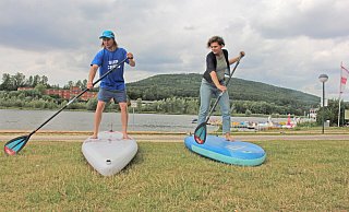 SUP-Coach Jan Peter Klassen zeigt LZ-Redakteurin Janet König auf dem Land, wie später auf dem Schiedersee richtig gepaddelt wird. - Janet König SUP-Coach Jan Peter Klassen zeigt LZ-Redakteurin Janet König auf dem Land, wie später auf dem Schiedersee richtig gepaddelt wird. - Janet König
