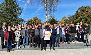 Zur offiziellen Einweihung des Medien- und Bildungszentrums begrüßten Bürgermeister Thomas Katzer (vorne links) und Manuel Bröker (Vorstand für Gemeindeentwicklung, Bildungs und Soziales) zahlreiche geladene Gäste. - Gemeinde Augustdorf