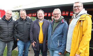 Die Lösung für das Sporthäuschen wird begrüßt: (von links) TuS-Vorsitzender Dirk Palmowski, SPD-Kreistagsmitglied Thomas Jahn, Sven Heitländer (Stadtverwaltung), Andreas Berkemeier, SPD-Vorsitzender in Helpup, SPD-Stadtverbandsvorsitzender Peter Heepmann. Foto: Knut Dinter - Knut Dinter