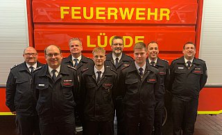 Beförderte und Geehrte der Frewilligen Feuerwehr, Einheit Lügde: hinten Marco Gröne, Maik Paskarbeit, Uwe Jagalla; vorne Maurice-Luca Köchling,Philipp Kleine, Philipp Roth, Helge Blome und Marco Tallig (von links). - Freiwillige Feuerwehr Lügde