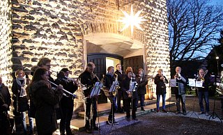So stimmungsvoll wie auf diesem Archivfoto soll der Auftakt des Weihnachtsmarkts in Bösingfeld am Freitag, 25. November, werden. Erstmals stehen Holzhütten auf dem Kirchvorplatz. - Tobias Schneider