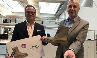 Wortmann-CEO Jens Beining (links) und der Verantwortliche für Nachhaltigkeit, Andreas Burmeister, sind stolz auf den ausgezeichneten verganen Boot. - Silke Buhrmester
