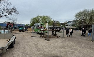 Auf dem Gelände der Realschule laufen die Arbeiten für die Feuerwehrzufahrt. Auch neue Fahrradständer werden gebaut. - Katrin Kantelberg Auf dem Gelände der Realschule laufen die Arbeiten für die Feuerwehrzufahrt. Auch neue Fahrradständer werden gebaut. - Katrin Kantelberg