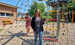 Mit Spaß bei der Arbeit: Emily Enns (vorne) hat in ihrem freiwilligen sozialen Jahr (FSJ) an der Grundschule Dörentrup viele schöne Erfahrungen gemacht - und sie konnte sich in der Zeit Gedanken über ihre berufliche Zukunft machen. Schulleiterin Bettina Rehmeier sucht ab September einen Nachfolger. - Yannick Sonntag Mit Spaß bei der Arbeit: Emily Enns (vorne) hat in ihrem freiwilligen sozialen Jahr (FSJ) an der Grundschule Dörentrup viele schöne Erfahrungen gemacht - und sie konnte sich in der Zeit Gedanken über ihre berufliche Zukunft machen. Schulleiterin Bettina Rehmeier sucht ab September einen Nachfolger. - Yannick Sonntag