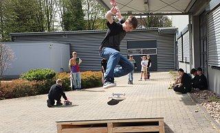 Leon Klippenstein zeigt auf einer bereits fertigen Rampe einen Sprung auf seinem Skateboard. - Birgit Guhlke Leon Klippenstein zeigt auf einer bereits fertigen Rampe einen Sprung auf seinem Skateboard. - Birgit Guhlke