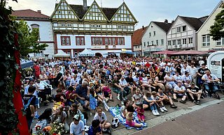 Blomberg Marketing ist froh, dass die Organisation des Public Viewing am Samstagabend noch gelang. Der Marktplatz war gerammelt voll. - Marianne Schwarzer Blomberg Marketing ist froh, dass die Organisation des Public Viewing am Samstagabend noch gelang. Der Marktplatz war gerammelt voll. - Marianne Schwarzer